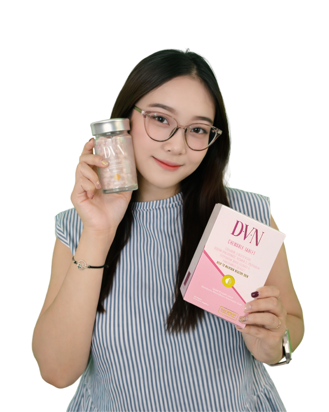 Konsumen memegang produk DVN
