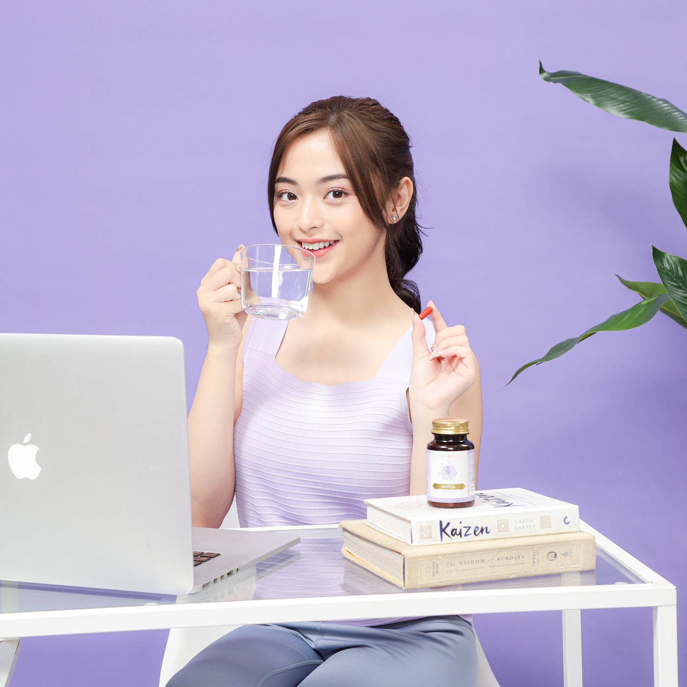 Wanita tersenyum bersama Femoire NOVIA